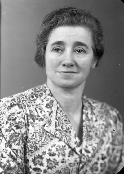 Porträtt av en dam. Ateljefoto.