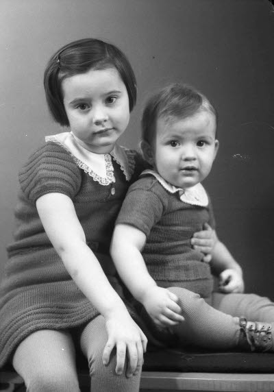 Porträtt av två barn. Ateljefoto.