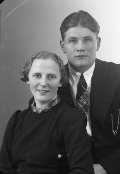 Porträtt av ett par; en dam och en herre. Ateljefoto.