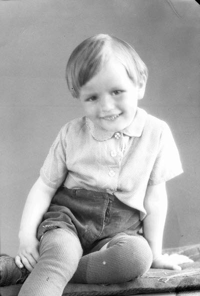 Porträtt av ett barn, pojke. Ateljefoto.