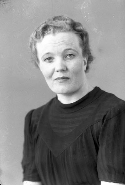 Porträtt av en dam. Ateljefoto.