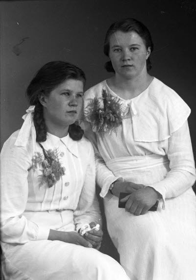 Porträtt av två flickor. Ateljefoto.