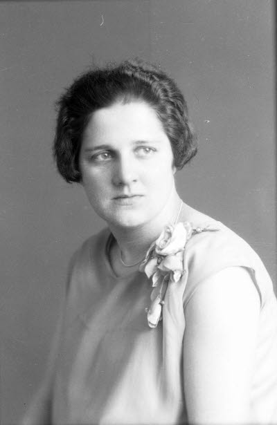 Porträtt av en dam. Ateljefoto.