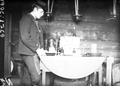 Järnvägstjänsteman i arbete. Oidentifierad.