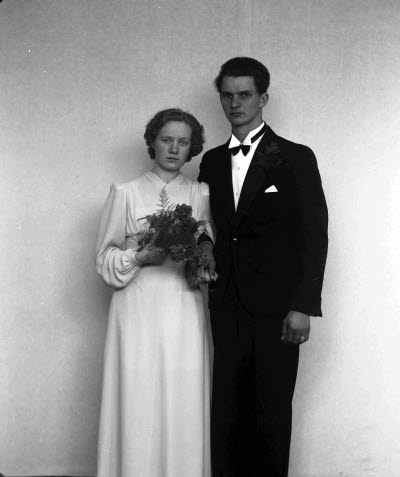 Porträtt av ett brudpar. Ateljefoto.