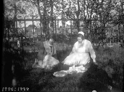 Två damer varav en i sjuksköterskeuniform. Oidentifierade.