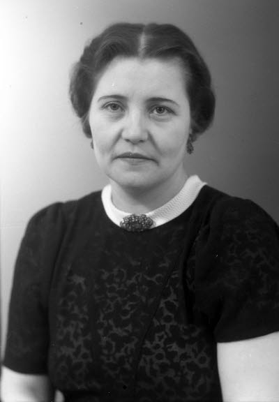 Porträtt av en dam. Ateljefoto.