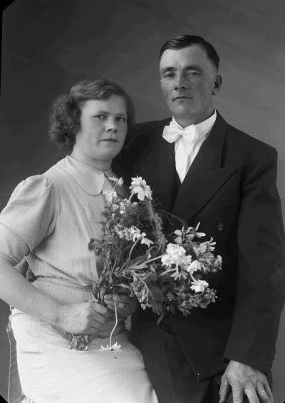 Porträtt av ett brudpar. Ateljefoto.