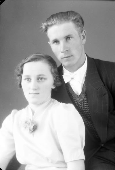 Porträtt av ett brudpar. Ateljefoto.