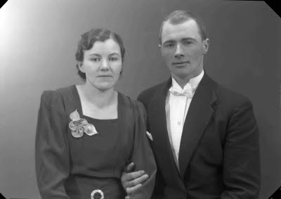 Porträtt av ett brudpar. Ateljefoto.