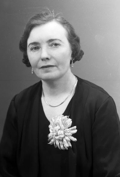 Porträtt av en dam. Ateljefoto.