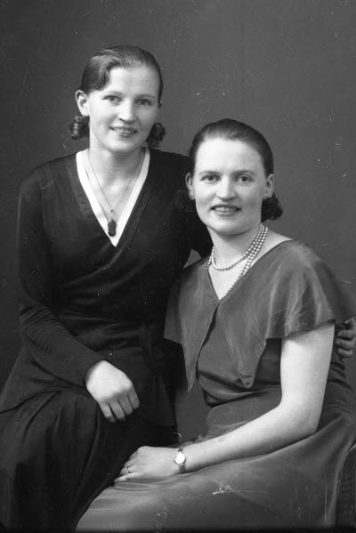 Porträtt av två damer. Ateljefoto.