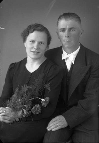 Porträtt av ett brudpar. Ateljefoto.