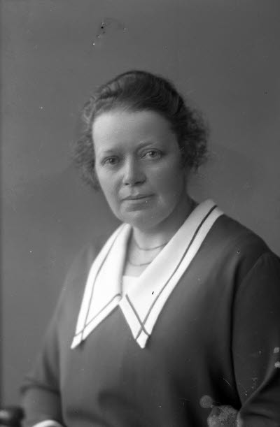 Porträtt av en dam. Ateljefoto.