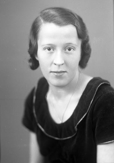 Porträtt av en dam. Ateljefoto.