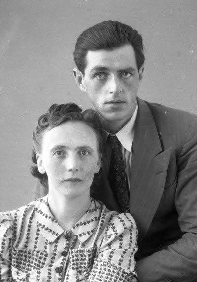 Porträtt av ett par; en herre och en dam. Ateljefoto.