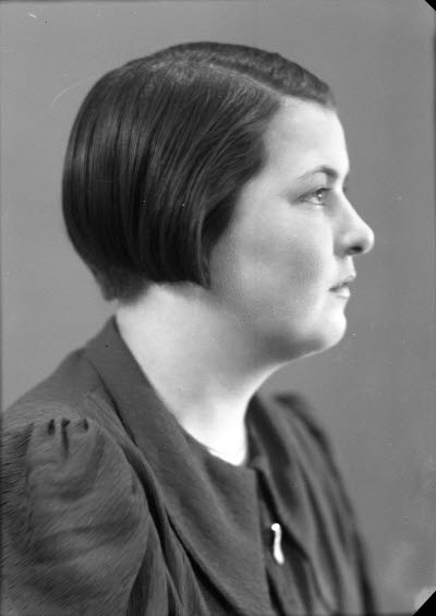 Porträtt av en dam. Ateljefoto.