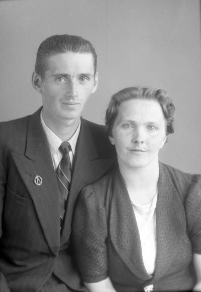 Porträtt av ett par; en herre och en dam. Ateljefoto.