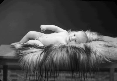 Porträtt av ett barn. Ateljefoto.