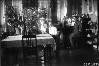 Ett par och ett barn. Hemmiljö; vardagsrum, pigtittare, spegelbyrå.