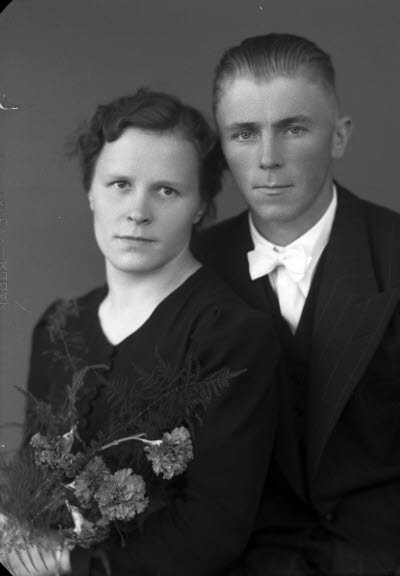 Porträtt av ett brudpar. Ateljefoto.