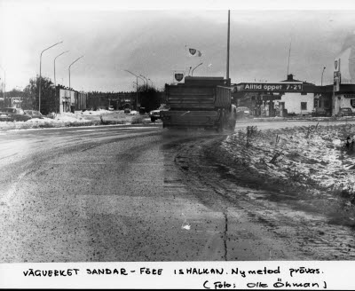 Parkgatan, Gällivare. Lastbil; Vägverket sandar - Ny metod prövas.