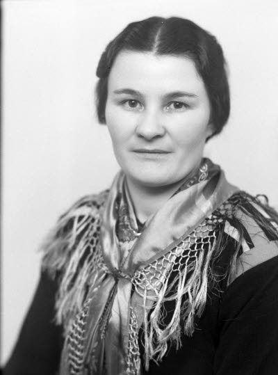 Porträtt av en dam. Ateljefoto.