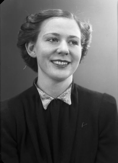 Porträtt av en dam. Ateljefoto.