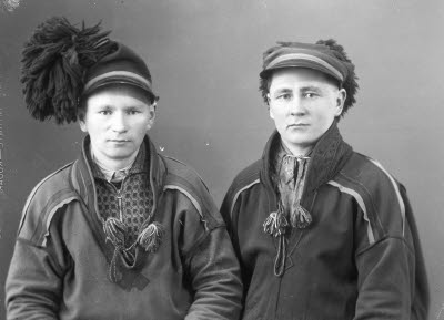 Porträtt av två herrar i samedräkter. Ateljefoto.