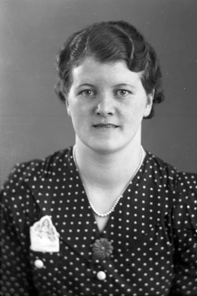 Porträtt av en dam. Ateljefoto.