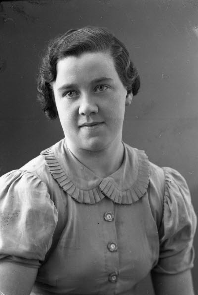 Porträtt av en dam. Ateljefoto.