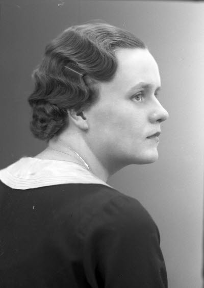 Porträtt av en dam. Ateljefoto.