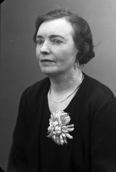 Porträtt av en dam. Ateljefoto.