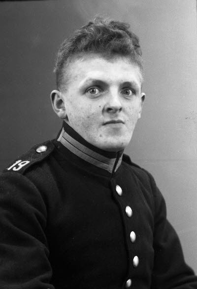 Porträtt av en herre i militäruniform. Ateljefoto.