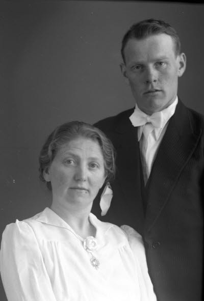 Porträtt av ett par; en herre och en dam. Ateljefoto.