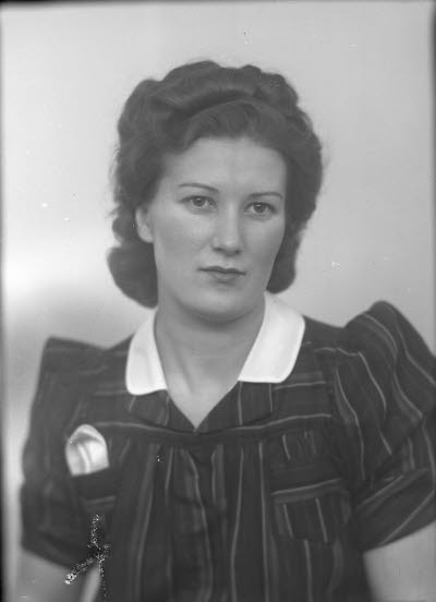 Porträtt av en dam. Ateljefoto.