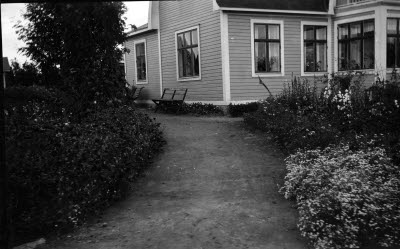 Schaktmästaregatan 25; bostadshus med trädgård: Sågverksägare Adolf Fredrik Håkanssons hus.