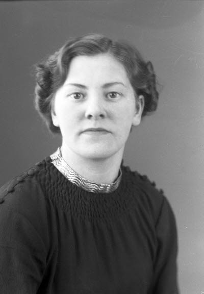 Porträtt av en dam. Ateljefoto.