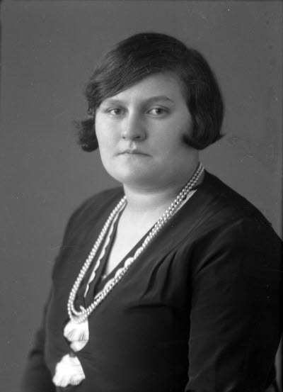 Porträtt av en dam. Ateljefoto.