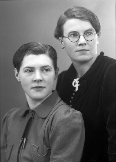 Porträtt av två damer. Ateljefoto.