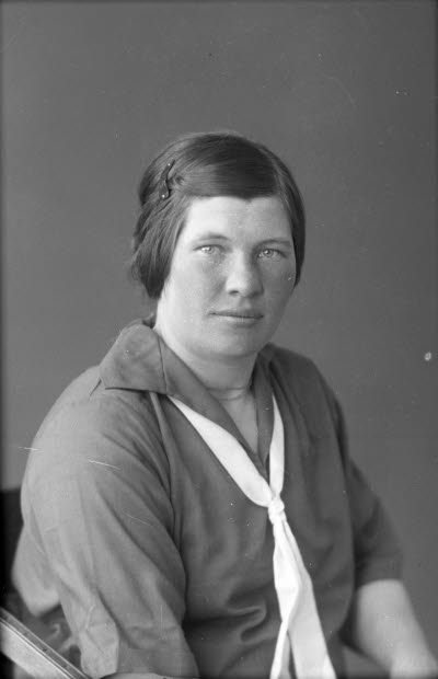 Porträtt av en dam. Ateljefoto.