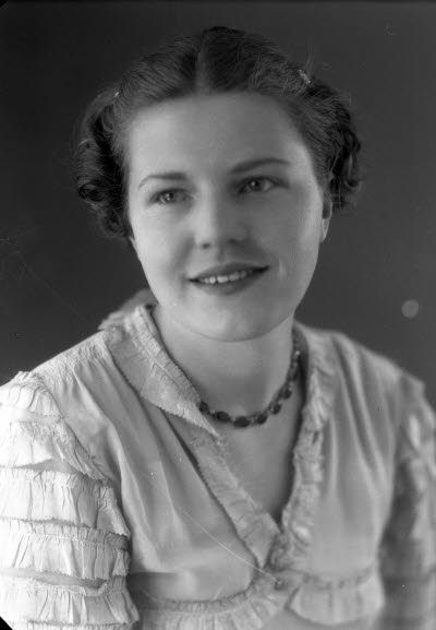 Porträtt av en dam. Ateljefoto.