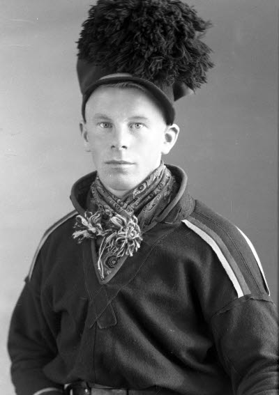 Porträtt av en herre i samedräkt. Ateljefoto.