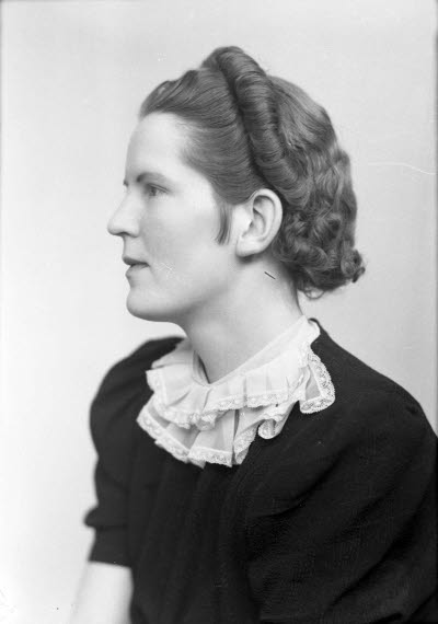 Porträtt av en dam. Ateljefoto.