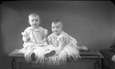 Porträtt av två barn. Ateljefoto.