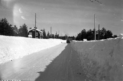 Lasarettsgatan mot Kommunalhemmet. Vintermotiv; höga snövallar.