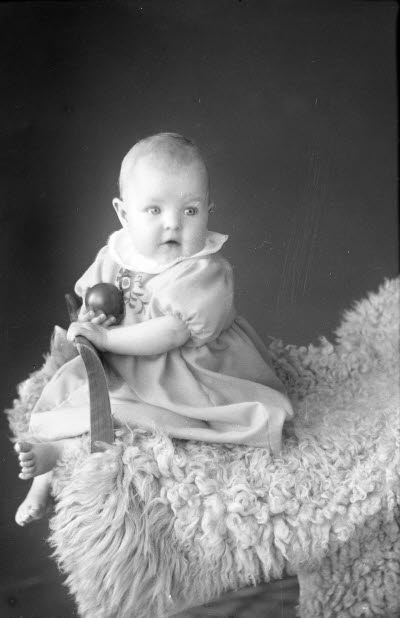 Porträtt av ett barn. Ateljefoto.