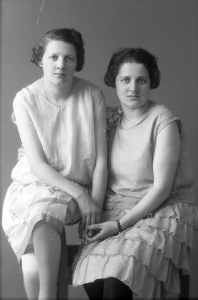 Porträtt av två damer. Ateljefoto.