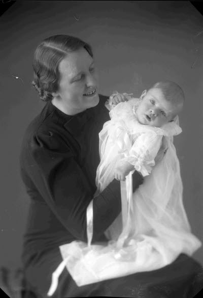Porträtt av en dam och ett barn; mor och barn. Ateljefoto.