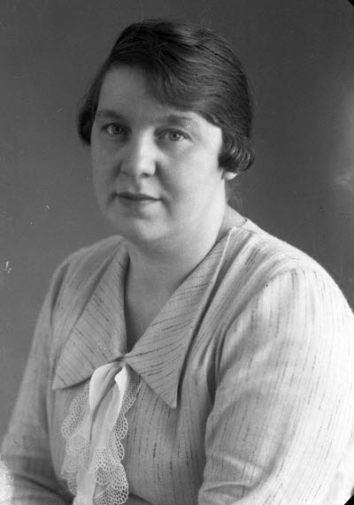 Porträtt av en dam. Ateljefoto.